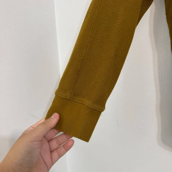 Everlane Men's Organic Cotton Golden Waffle Henley Long-Sleeve Shirt Top - Picture 3 of 7